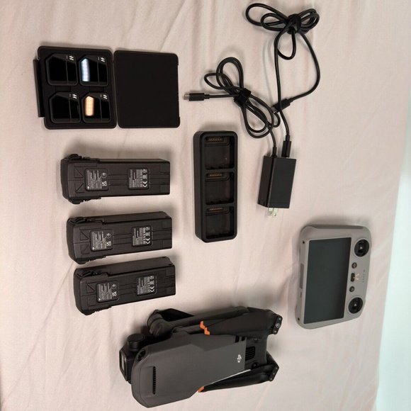 DJI Mavic 3 Cine Combo Drone - Picture 4 of 8